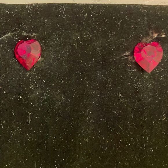 0.5” heart shaped ruby colored Austrian crystal earrings on gold tone studs - Picture 1 of 10